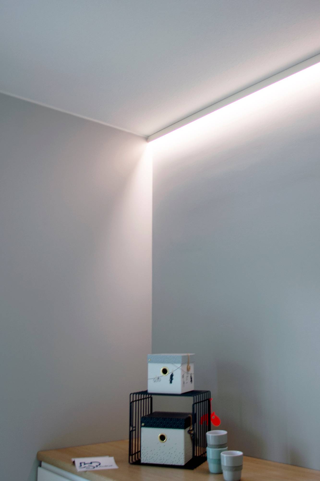 Detrás de una tira led iluminando indirectamente un dormitorio con luz ambiental. Ledstore.fi